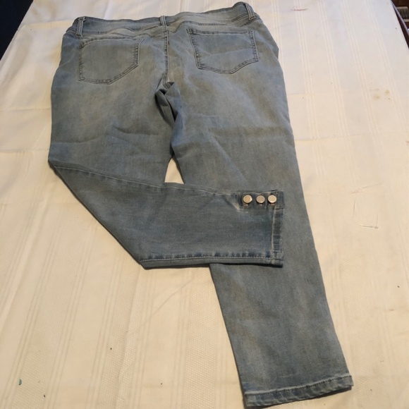 One 5 One capri like jeans, spandex waist, snaps at boot. And on waistband.s-16 - Picture 9 of 9